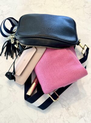 Picture of a bag with poncho and accessories