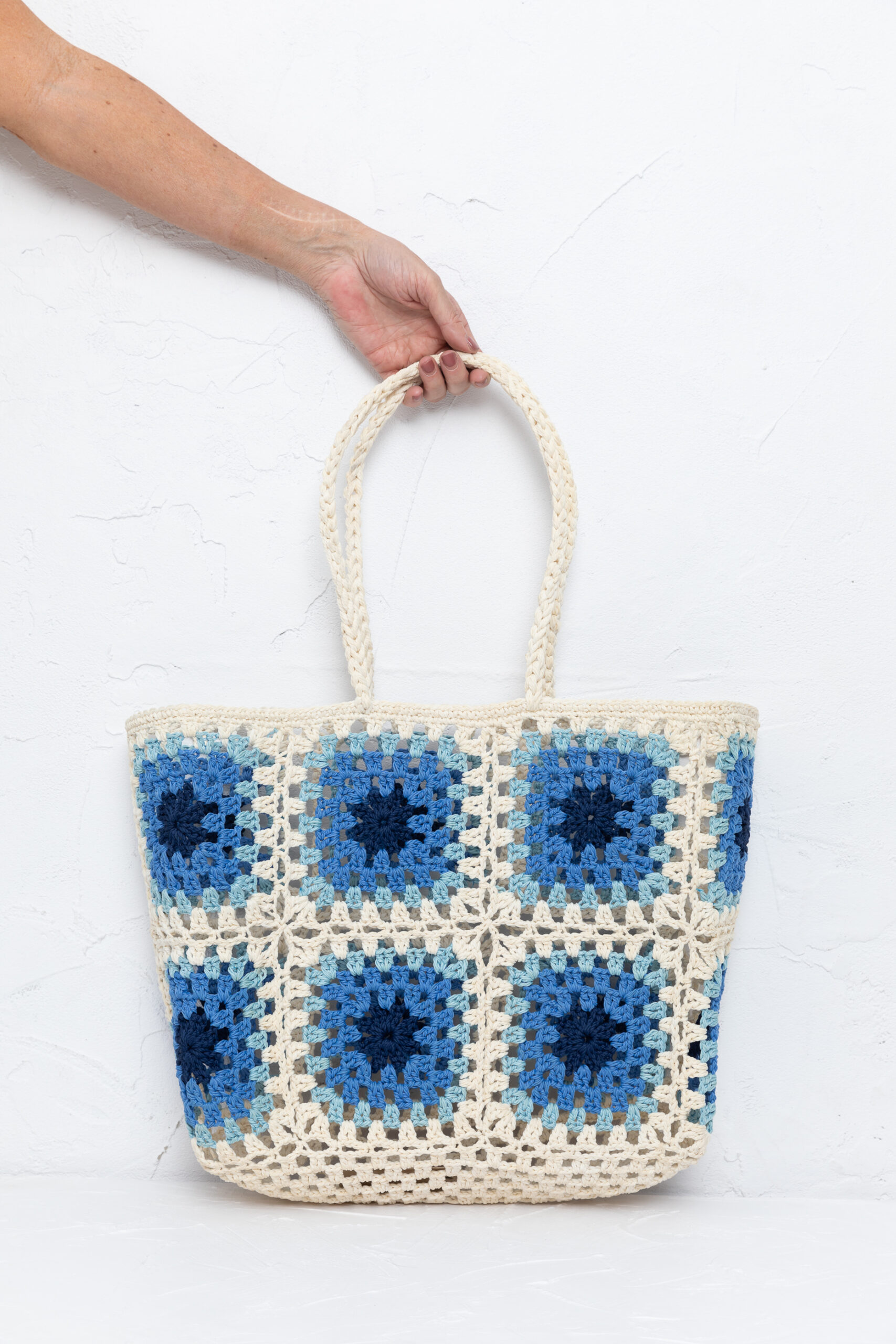 Crochet style tote bag in blue and crea